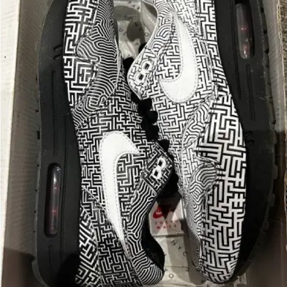 Nike Air Tokyo Maze tennis shoes